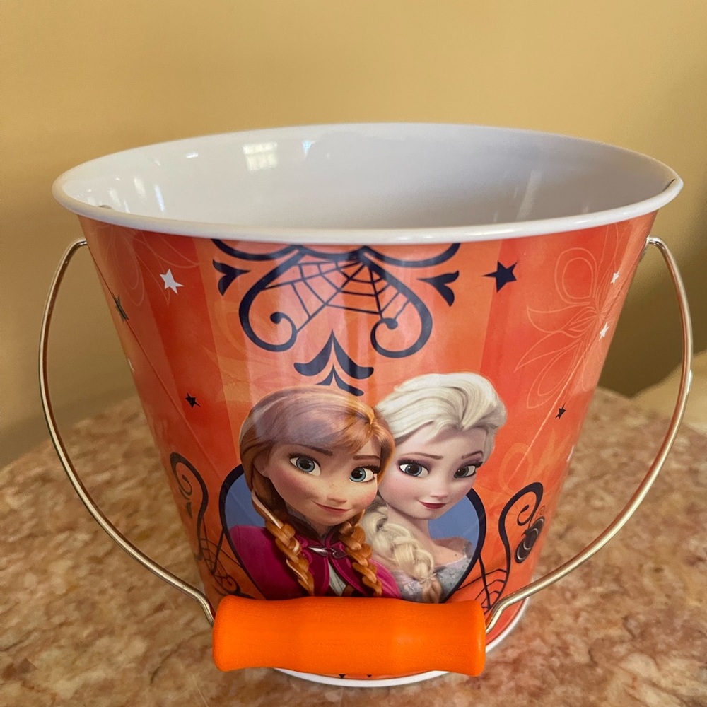Anna & Elsa (Frozen) Trick or Treat Basket